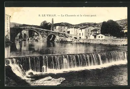 AK Le Vigan, La Chaussee et le vieux pont