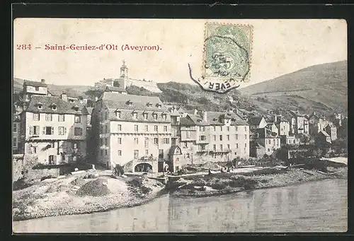 AK Saint-Geniez-d`Olt, Ortsansicht mit Häuserpartie am Fluss