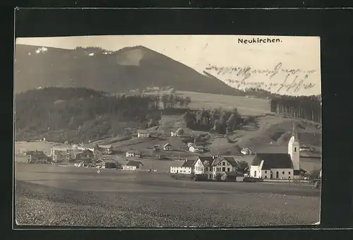 AK Neukirchen am Teisenberg / Bayern, Gesamtansicht mit Kirche und Gebirge