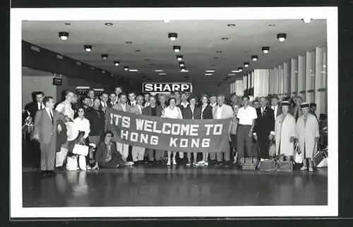 AK Hong Kong, Gruppe in Halle mit Willkommensgruss, Its Welcome to Hong Kong