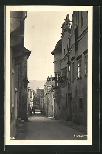 AK Dürnstein, schmale Strasse mit dichten Häuserzeilen