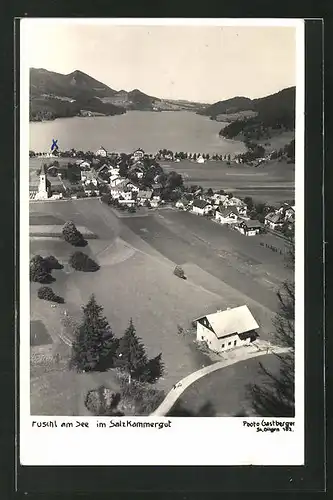 AK Fuschl am See, Totalansicht über Häuser, Felder, See und Berge, Fliegeraufnahme