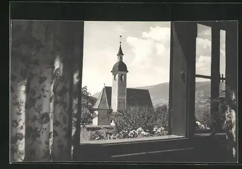 Foto-AK Brixen, Blick durch ein Fenster auf eine Kirche