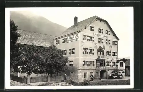 Foto-AK Tarrenz, Gasthof Lamm mit Gästen