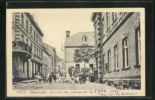 AK Prüm, Hahnstrasse mit Wohnhäusern und Passanten