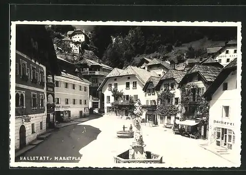 AK Hallstadt, Bäckerei und Brunnen am Marktplatz