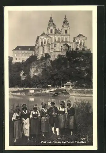 AK Melk a.d. Donau, Leute in Wachauer Trachten am Ufer vor dem Stift Melk