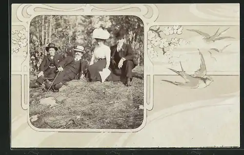 Foto-AK Familie beim Ausflug in der Natur, Passepartout mit Schwalben