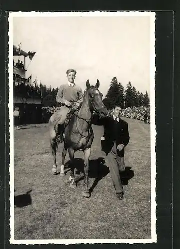 Foto-AK Jockey auf seinem Pferd am Rennplatz