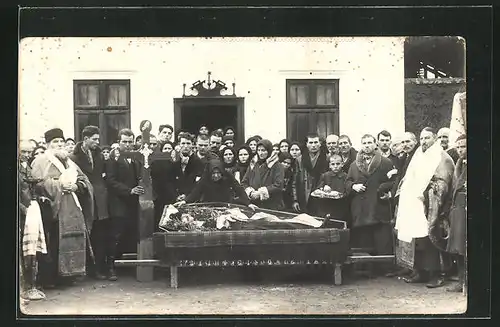 Foto-AK Männer und Frauen bei einer Beerdigung