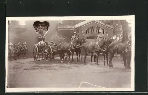 Foto-AK Beisetzung, Sarg auf einem Pferdewagen, Portrait eines Soldaten im Herz