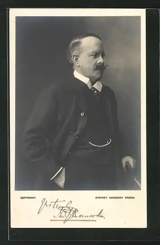 AK Portrait Thomas John Barnardo mit Schnauzbart u. Zwicker im Anzug an Stuhl gelehnt