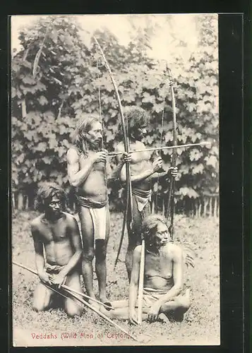 AK Sri Lanka, Veddahs, Einheimische Männer mit Lendenschurz spannen den Langbogen