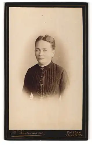 Fotografie H. Zwirnemann, Potsdam, Portrait Hausfrau trät schwarze Bluse