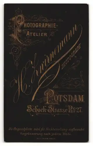 Fotografie H. Zwirnemann, Potsdam, Portrait Hausfrau trät schwarze Bluse