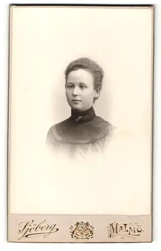 Fotografie Axel Sjöberg, Malmö, Portrait junge Dame mit moderner Frisur