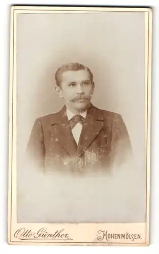 Fotografie Otto Günther, Hohenmölsen, Portrait junger Mann mit Schnauzbart