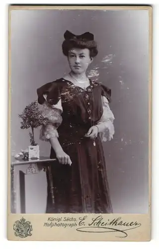 Fotografie E. Scheithauer, Zwickau i. S., hübsche Dame mit Haarschleife elegant gekleidet