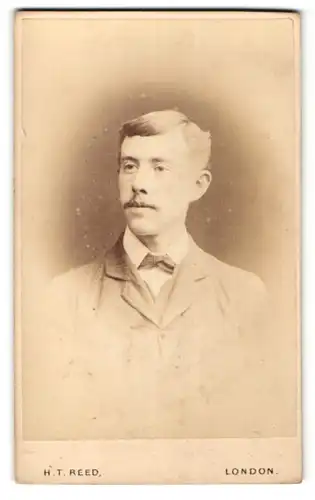 Fotografie H. T. Reed, London, Portrait junger Herr mit Seitenscheitel