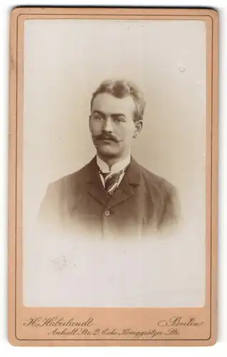 Fotografie H. Haberlandt, Berlin, Portrait junger Herr mit Oberlippenbart