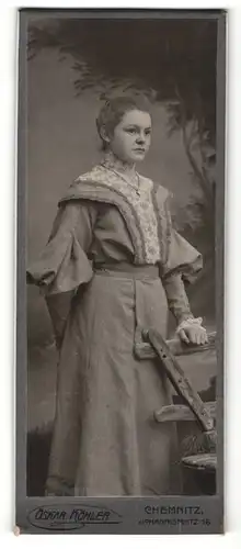 Fotografie Oskar Köhler, Chemnitz, Portrait Fräulein in modischer Kleidung
