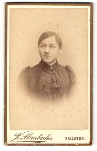 Fotografie R. Steinbacher, Salzwedel, Portrait Fräulein mit zusammengebundenem Haar