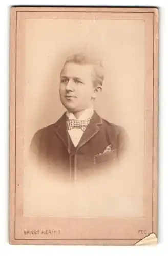 Fotografie Ernst Hering, Berlin-S, Portrait junger Mann in Anzug mit Fliege