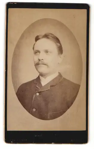Fotografie Jos. Leisse, Brilon, Portrait Edelmann mit Schnauzbart