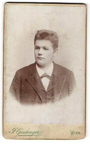 Fotografie Atelier Gerlinger, Wien, Portrait junger Mann im Anzug