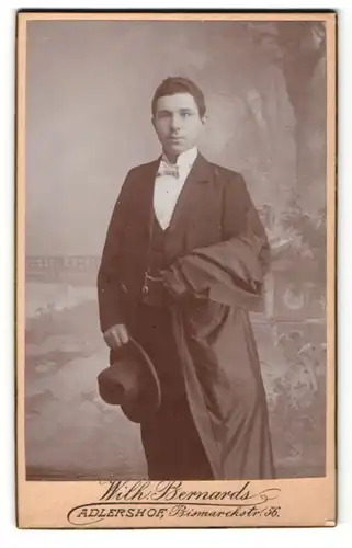 Fotografie Wilhelm Bernards, Berlin-Adlershof, junger Mann im Frack mit Hut und Mantel