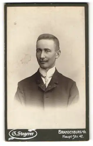 Fotografie G. Stegerer, Brandenburg a / H., Portrait bürgerlicher Herr im Anzug mit Krawatte u. Schnauzbart