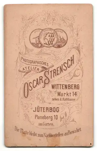 Fotografie Oscar Strensch, Wittenberg & Jüterbog, Portrait junger Herr mit zeitgenössischer Frisur im Anzug