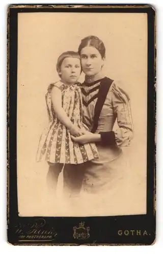Fotografie W. Zink, Gotha, Portrait junge Dame mit kleinem Mädchen an der Hand in hübschen Kleidern