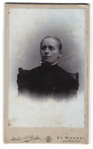 Fotografie P. Bahn, St. Wendel, Portrait junge Frau mit zurückgebundenem Haar