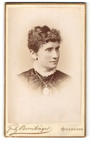 Fotografie Fritz Bornträger, Wiesbaden, Portrait junge Dame mit zusammengebundenem Haar