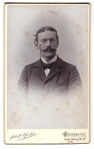 Fotografie Adolf Herbst, Wolfenbüttel, Portrait Edelmann mit Schnauzbart und Zwicker