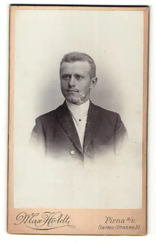 Fotografie Max Holdt, Pirna a. E., Portrait Edelmann trägt modischen Anzug