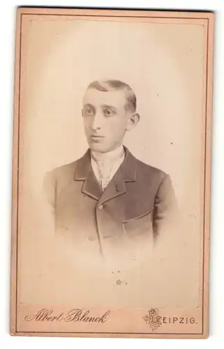Fotografie Albert Blanck, Leipzig, Portrait junger Mann trägt Anzug und Krawatte
