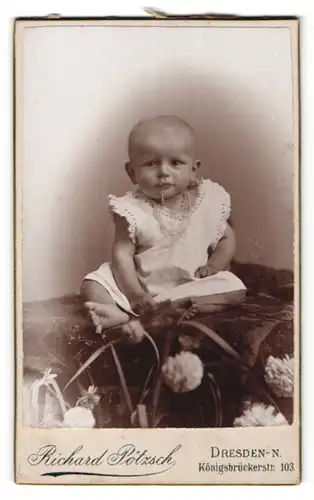 Fotografie Richard Pötzsch, Dresden, Baby mit Halskette