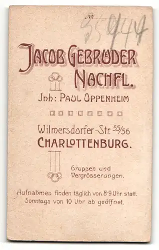 Fotografie Jacob Gebrüder Nachfl., Berlin-Charlottenburg, Portrait bürgerliches Paar in eleganter Kleidung