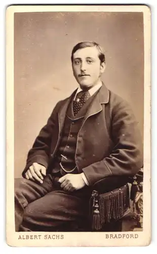 Fotografie Albert Sachs, Bradford, Portrait bürgerlicher Herr im Anzug auf Stuhl sitzend