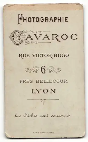 Fotografie H. Cavaroc, Lyon, Portrait Konfirmand mit Gebetsbuch an Sockel gelehnt