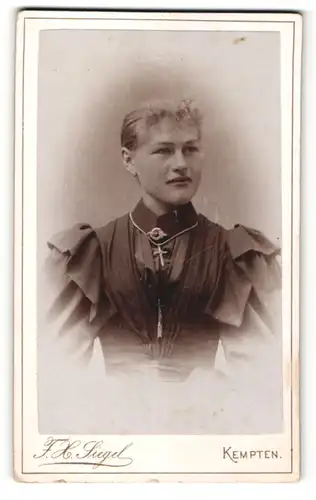Fotografie F. X. Siegel, Kempten, Portrait junge Dame mit zurückgebundenem Haar und Kreuzkette