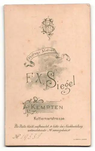 Fotografie F. X. Siegel, Kempten, Portrait junge Dame mit zurückgebundenem Haar und Kreuzkette