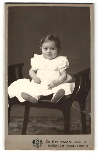 Fotografie Gg. Heinemann, Eisenach, Portrait niedliches Kleinkind im weissen Kleid