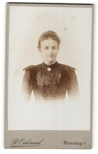 Fotografie R. Ochernal, Marienberg i / S., Portrait junge Dame im eleganten Kleid mit Kragenbrosche
