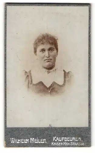 Fotografie Wilhelm Meiler, Kaufbeuren, Portrait bürgerliche Dame im hübschen Kleid mit Kragenbrosche