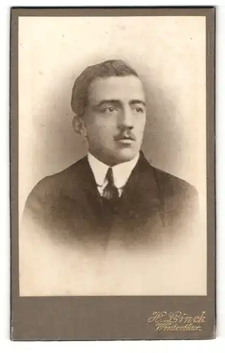 Fotografie H. Linck, Winterthur, Portrait charmanter Herr im Anzug mit Krawatte mit Schnurrbart
