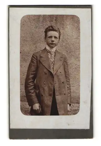Fotografie unbekannter Fotograf und Ort, Portrait junger Mann in eleganter Kleidung mit Krawatte