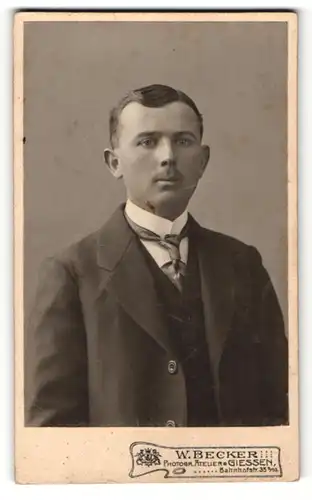 Fotografie W. Becker, Giessen, Portrait charmanter Herr im Anzug mit Krawatte und Schnurrbart